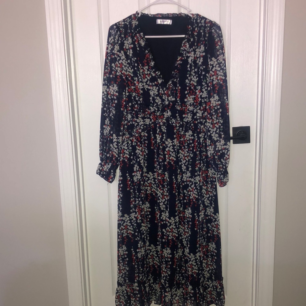 Floral midi dress with cinched waist and v neck details!